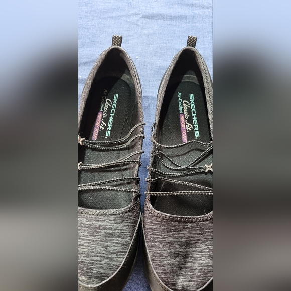 Skecher's slide on memory foam, classic fit comfort shoe - Picture 4 of 7